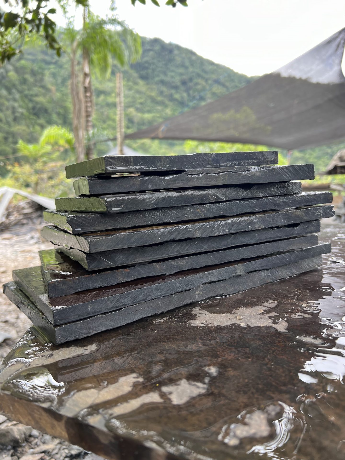 Tabletas de pizarra recién cortadas en la cantera de Ecolajas
